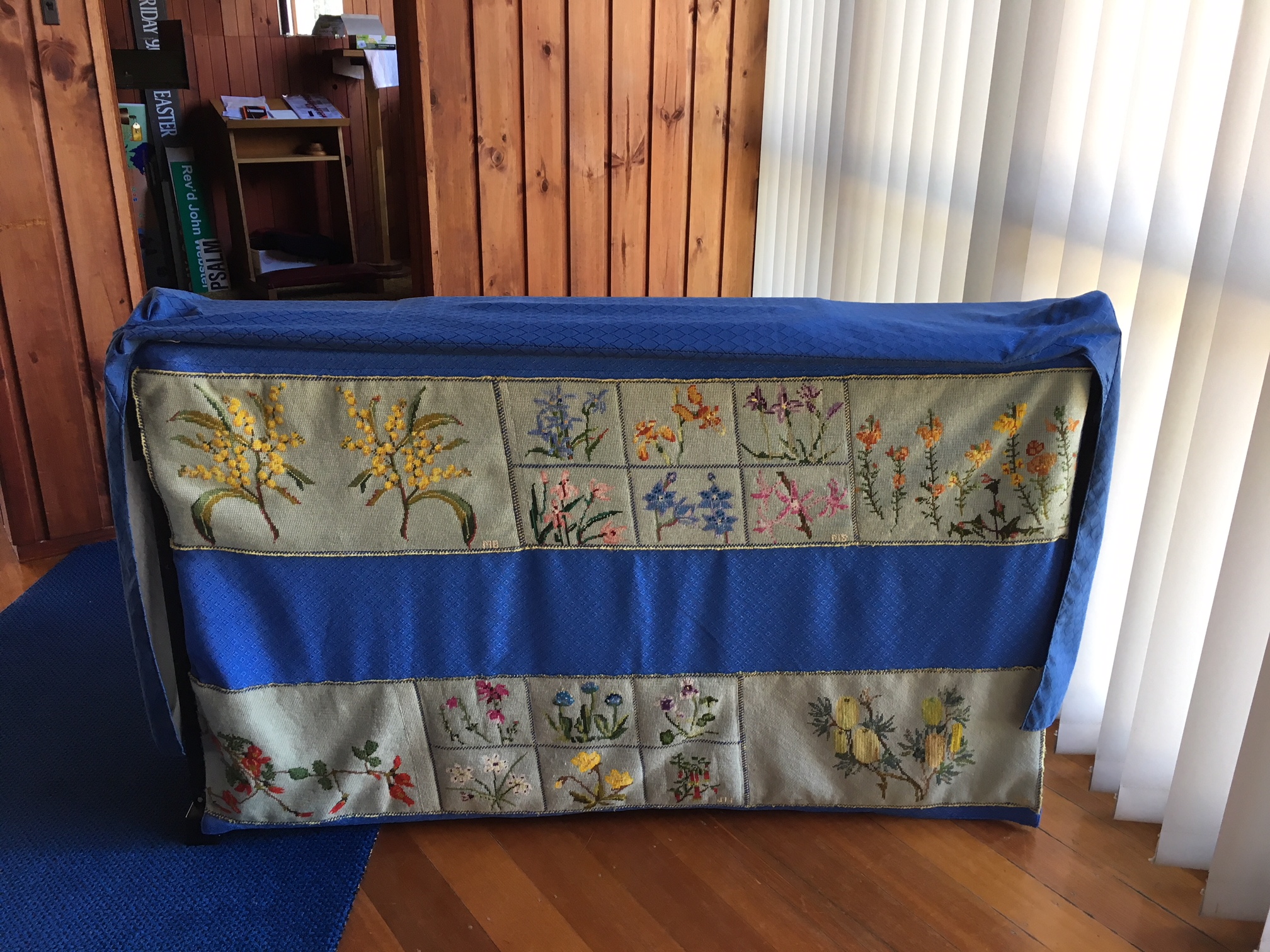 Kneeler into organ cover